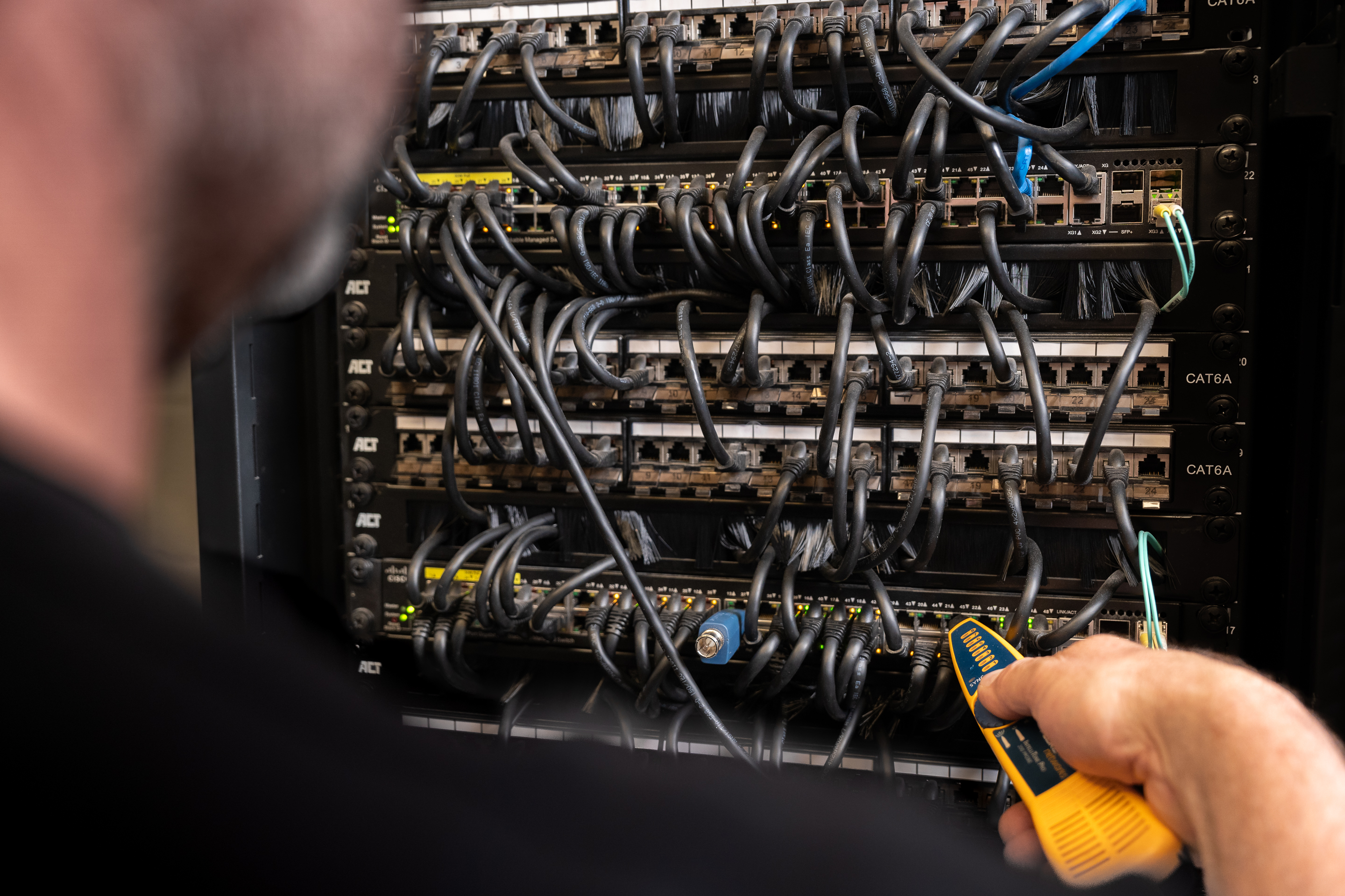 A specialised employee connects a future-proof network.